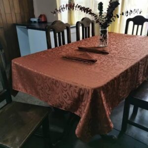 Mantel para comedor de 6 sillas en tela Yacard café claro